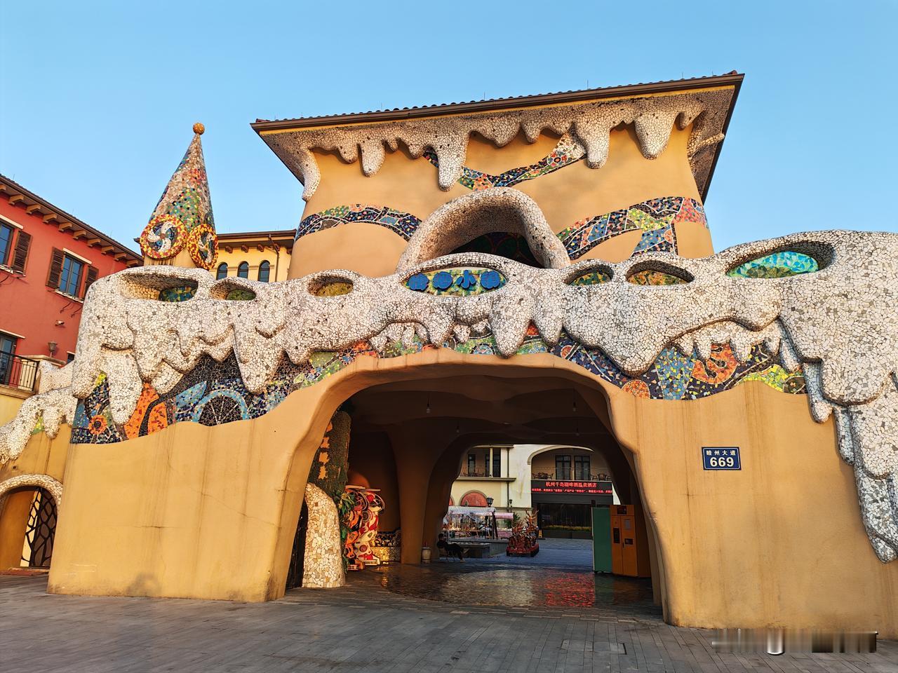 千岛湖啤酒小镇位于淳安坪山工业园，是以啤酒文化为主题的旅游地。它集休闲、饮食、娱