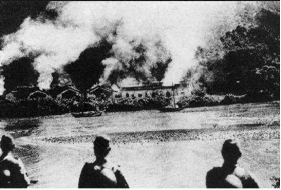 1945年8月，日本宣布投降后，在齐齐哈尔有一群落单的日本兵，见大势已去，担心被
