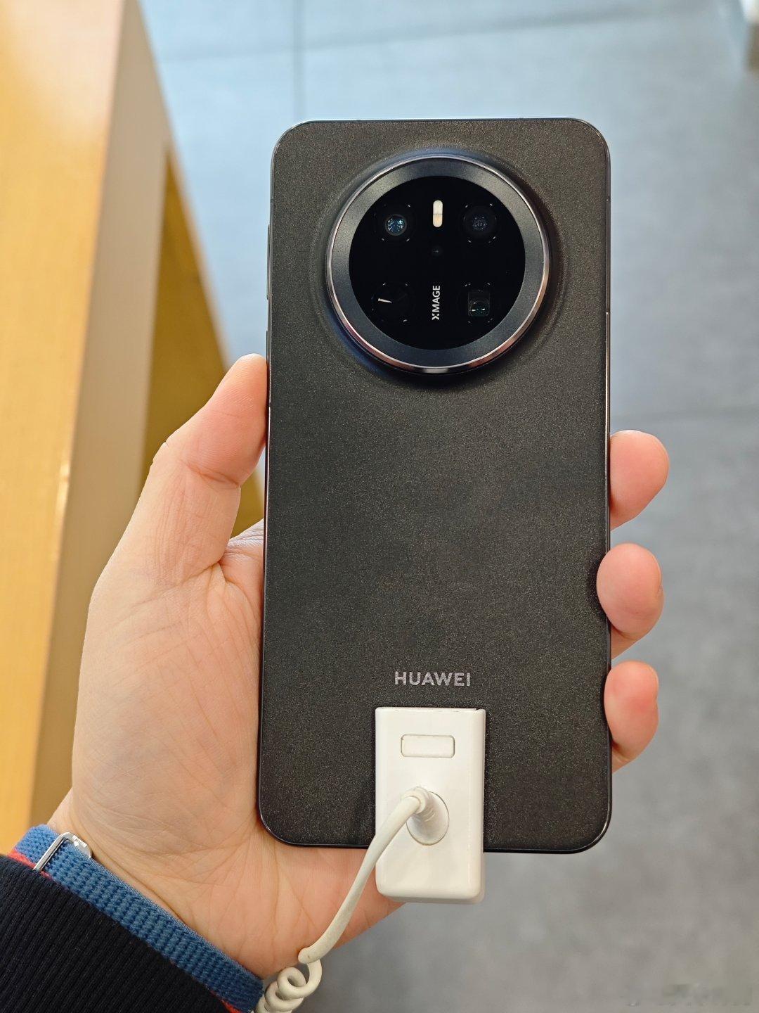 华为 Mate70 标准版 黑色甄姬实拍，10 分打几分？ 