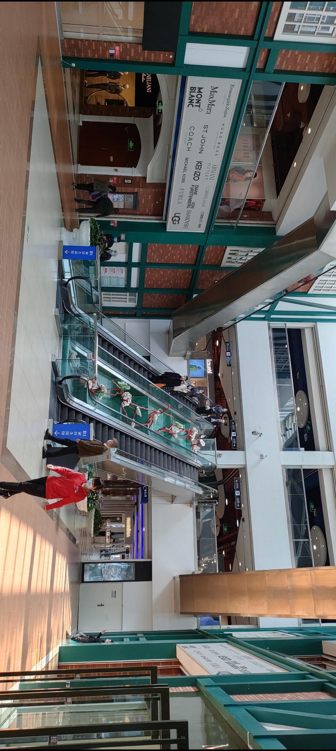 🏬 探索繁华的购物中心，感受现代都市的脉动！🛍️💼