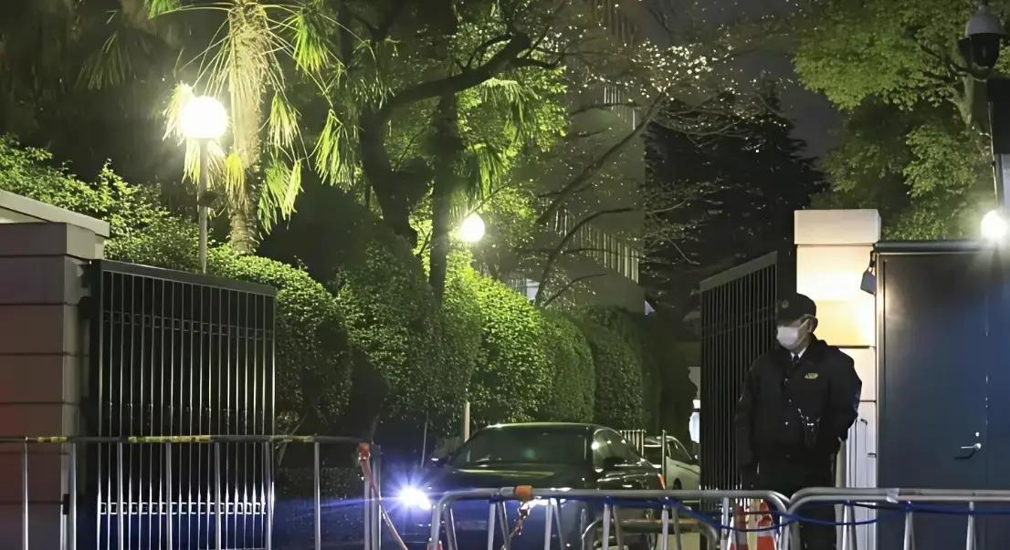 3月24日深夜，日本现役军官竟持刀翻墙闯中国大使馆，这23岁少尉的“提意见”方式