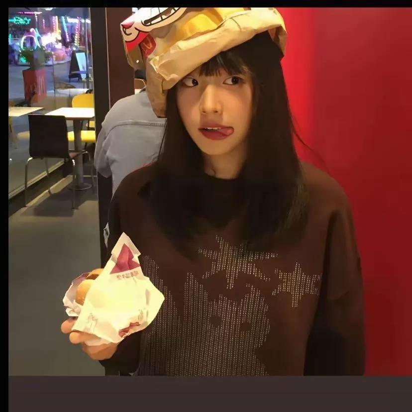 深夜的汉堡和神秘头套，谁才是焦点？🍔🎭