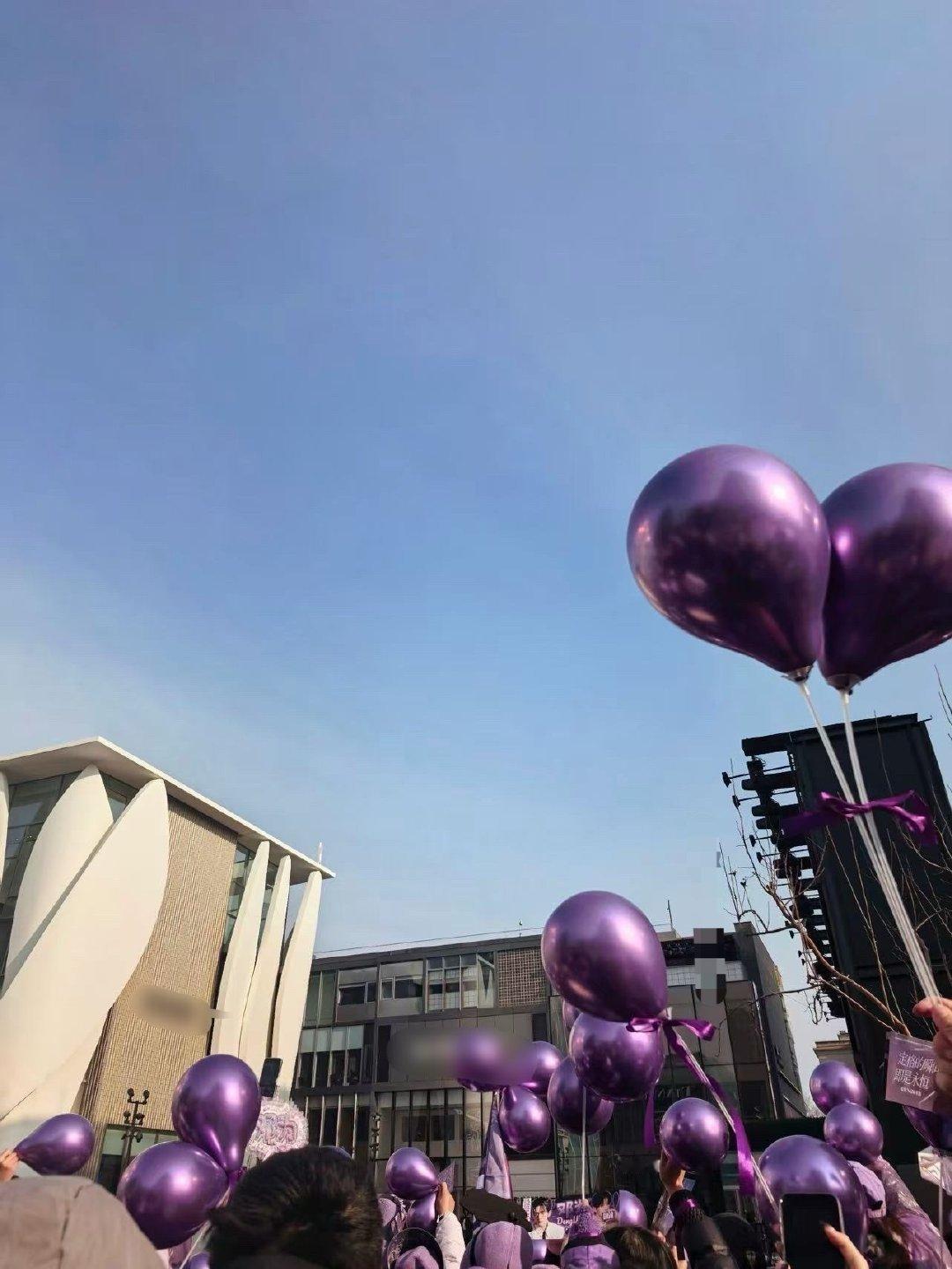 邓为紫海浓度 速看邓为北京活动排面，现场彻底被紫色淹没，放眼望去一片紫啊！超高活