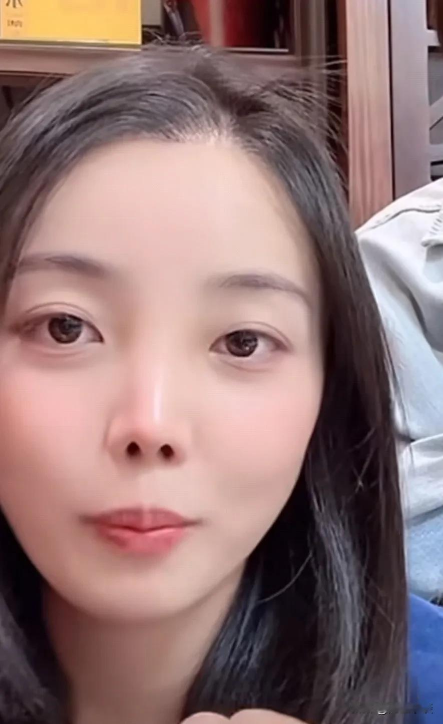 谢广坤的小媳妇 28 岁。 这几天一直看这个小媳妇的直播。

年龄的差距不是问题