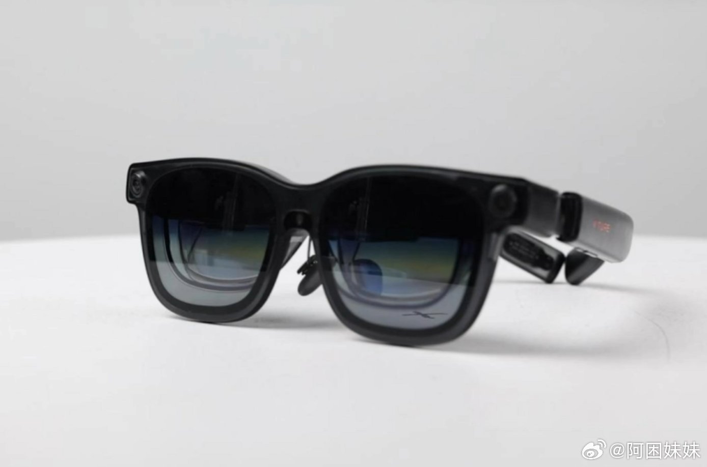 我觉得AI眼镜如果要突破大基数的佩戴，一个是续航问题，一个是款式与配重问题，续航
