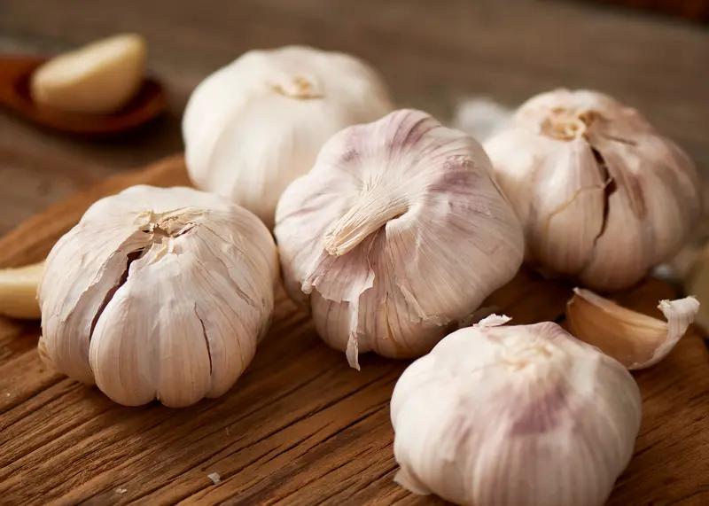 12月15日天津，顾客花10元买了一份炒饼，又自己拿塑料袋装了五头蒜，一小包咸菜