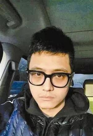 北京一位知名律师，今天中午1时，向资深媒体人杜恩湖权威爆料:王宝强前经纪人宋喆，