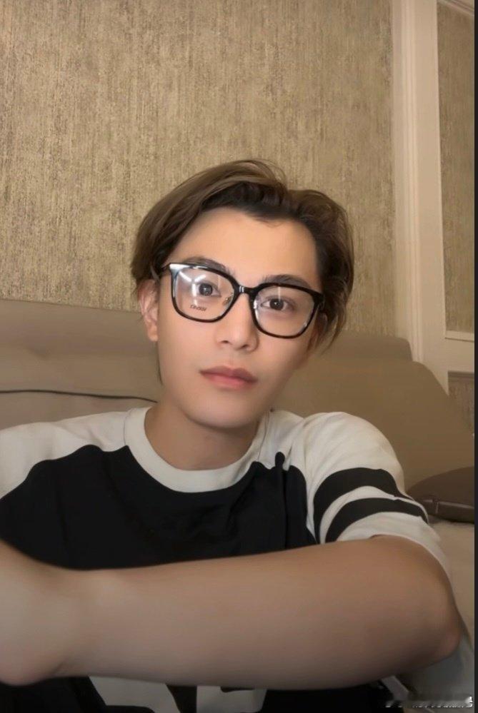丁禹兮上班朴素关下班什么事丁禹兮清唱大海中餐厅喜欢丁禹兮上班朴素的低调，不搞表面