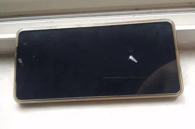 原来总以为手机贴膜没多大用处，今天手机贴膜用事实教育了我，手机贴膜作用挺大的!
