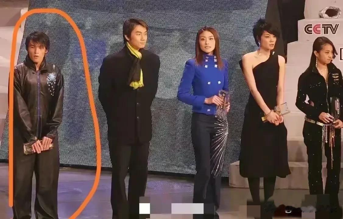 当年的周杰伦和蔡依林，是因为避嫌才站那么远的吗？
想当年周杰伦和蔡依林的“双 J