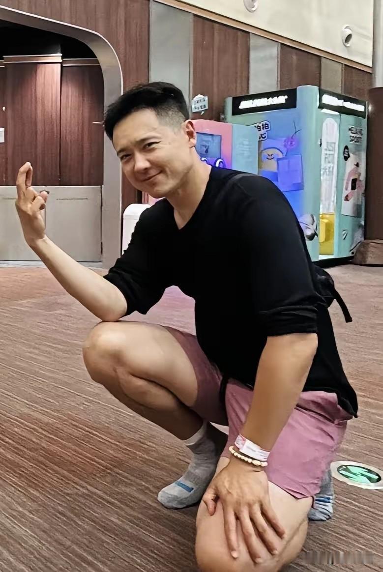 高云翔和妈妈一起出现在了董璇演出的剧场，疑似给前妻捧场。

这两口子离婚以后并没
