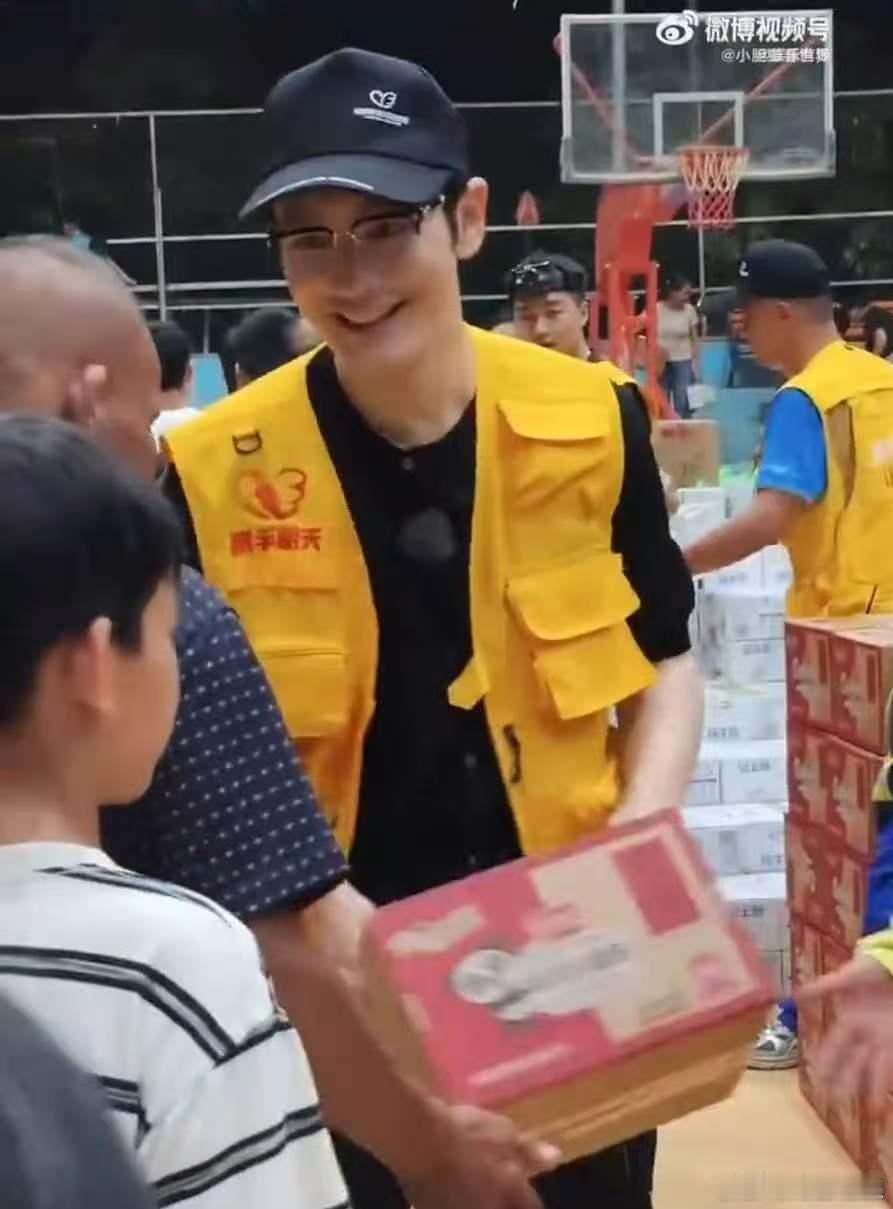 黄晓明菜市场买菜看望受灾民众黄晓明奔赴广西受灾一线，在菜市场选购物资看望受灾民众
