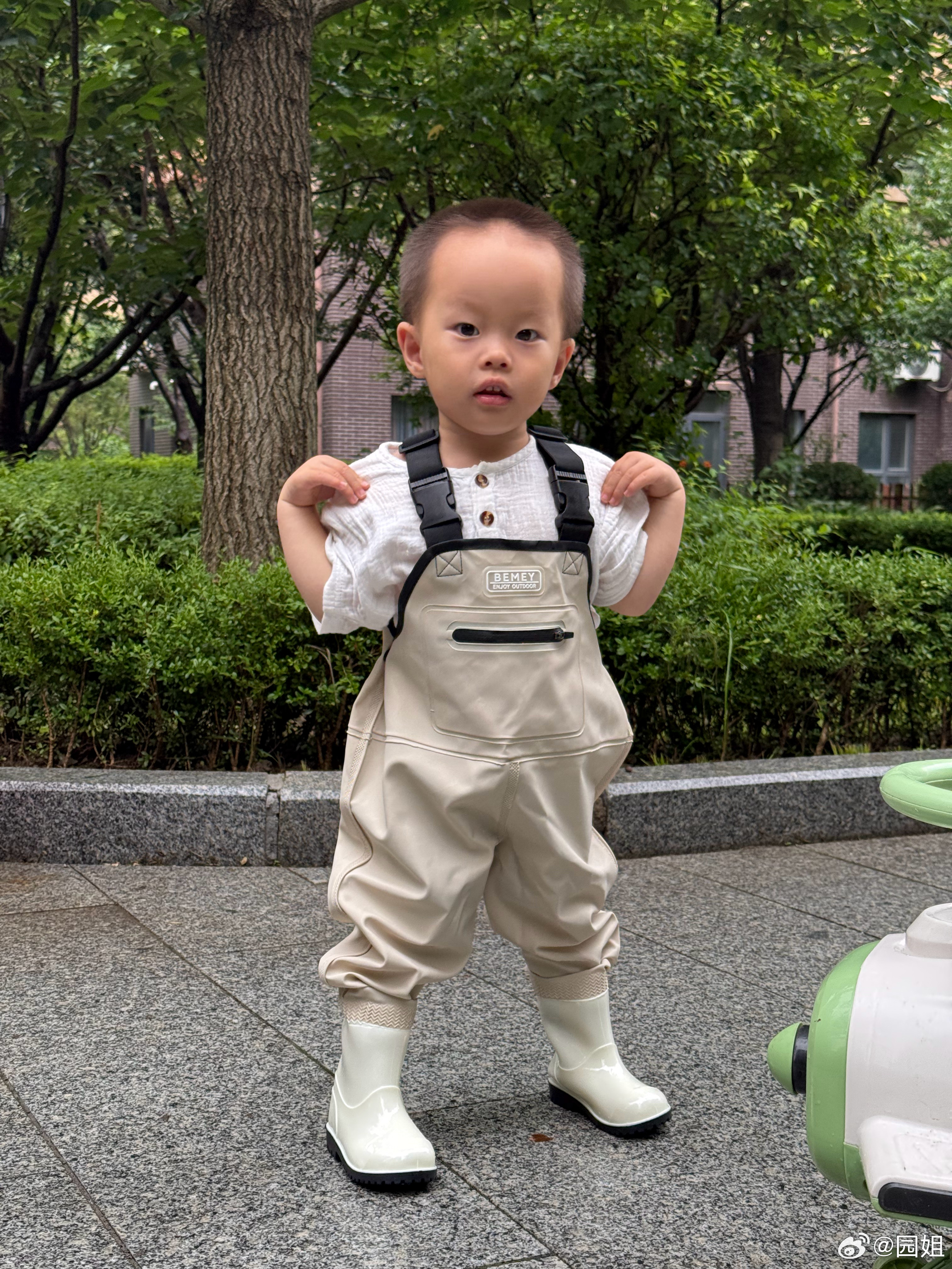今天下雨，之前买的小雨靴套装，可以学小猪佩奇跳水坑了[哆啦A梦吃惊] ​​​