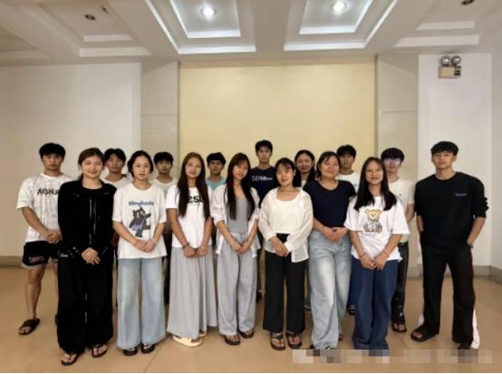 缅北果敢56名公费师范生毕业等待分配！
 
果敢那边挑了56个娃，送到云南的院校