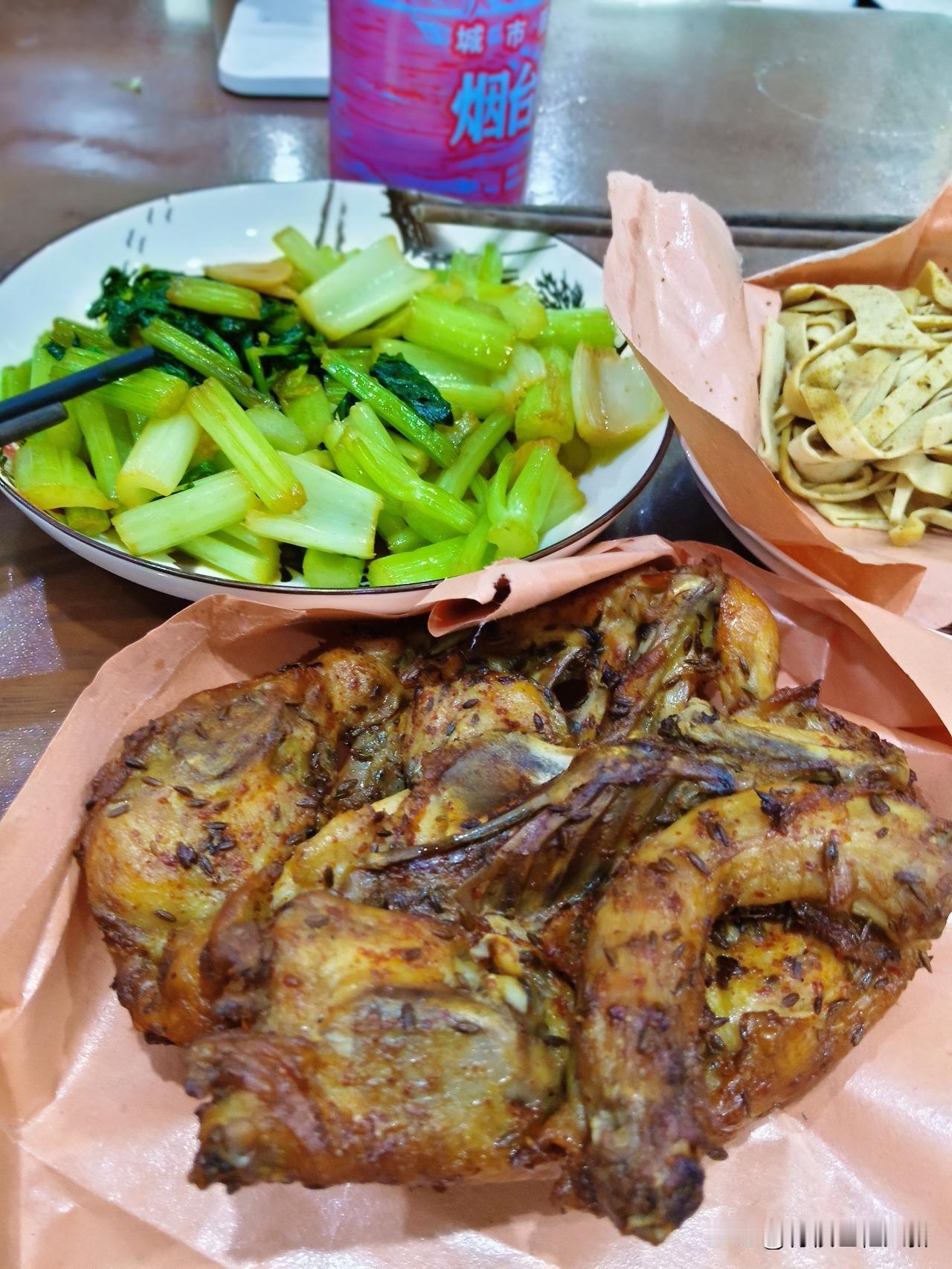 为了庆祝教师节，她点了烤鸡架，还要两个。
作为节日主角，我没同意，来了一个鸡架，
