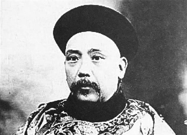 袁世凯究竟有多狠？人前谈共和，背后想称帝，权术阴谋全玩遍！
说起袁世凯，大家脑子