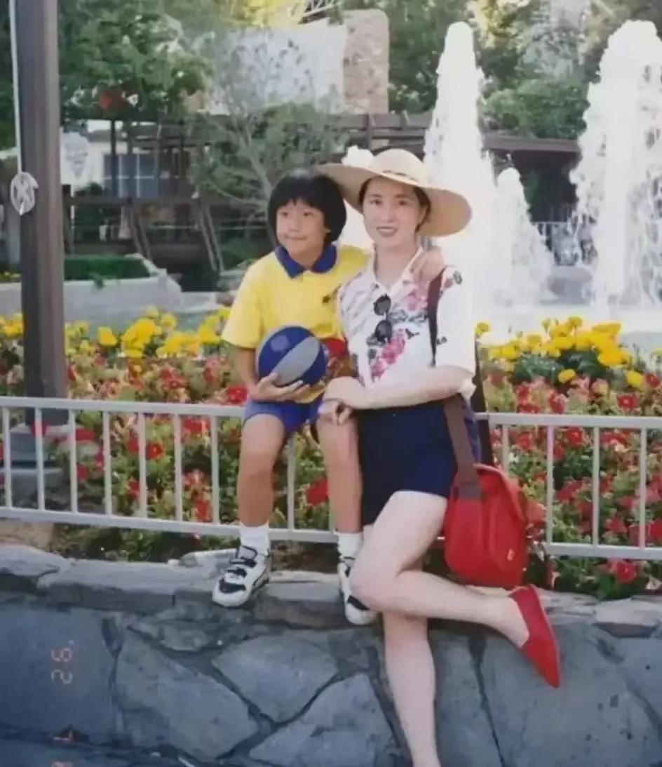 1992年，台北街头，39岁的林凤娇与10岁的房祖名留下了这张罕见合影。作为上世