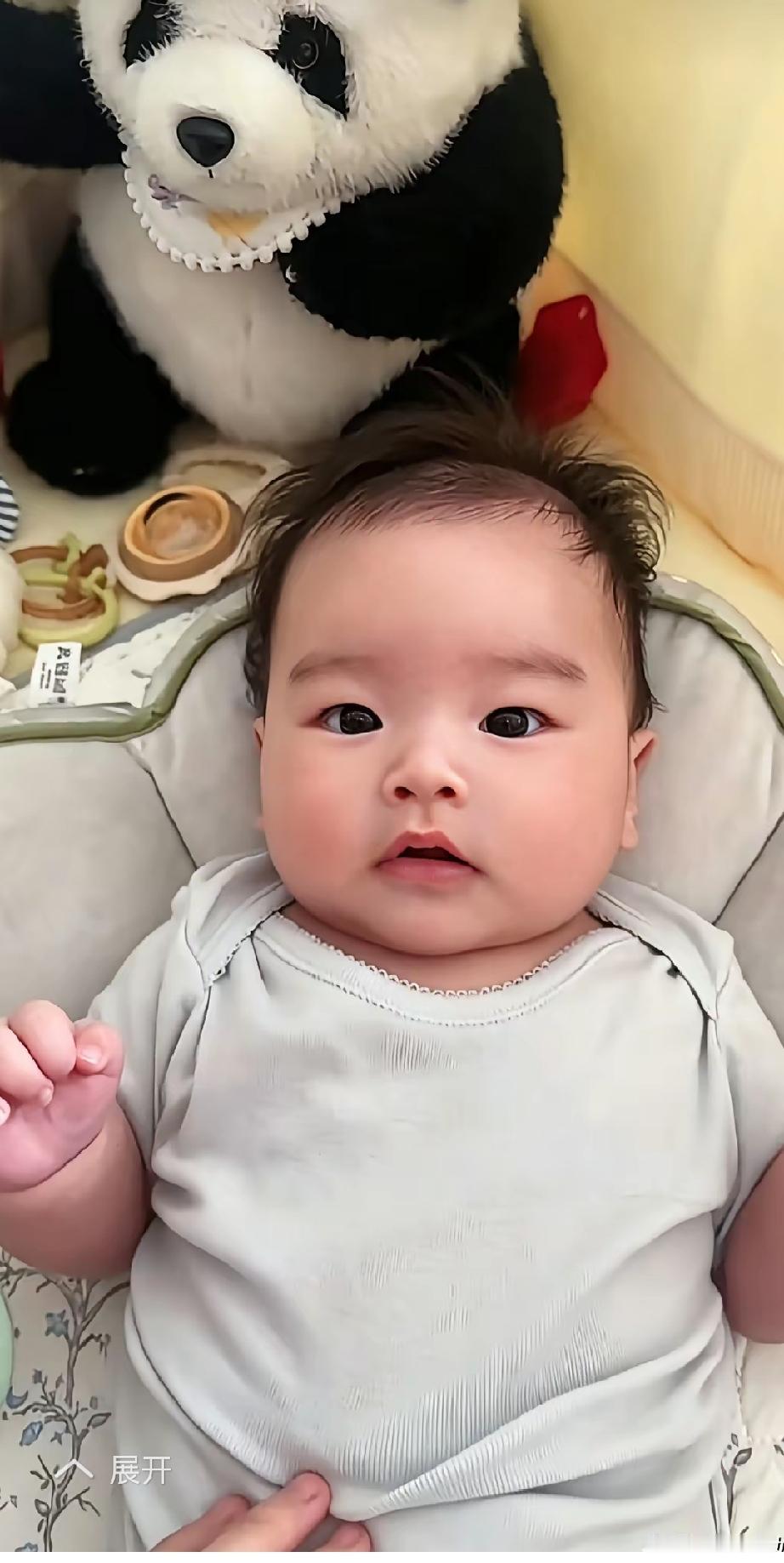 马筱梅儿子大壮，如图片所说长的壮壮实实，小脸蛋胖胖的，圆圆的，真是又白又胖，超可