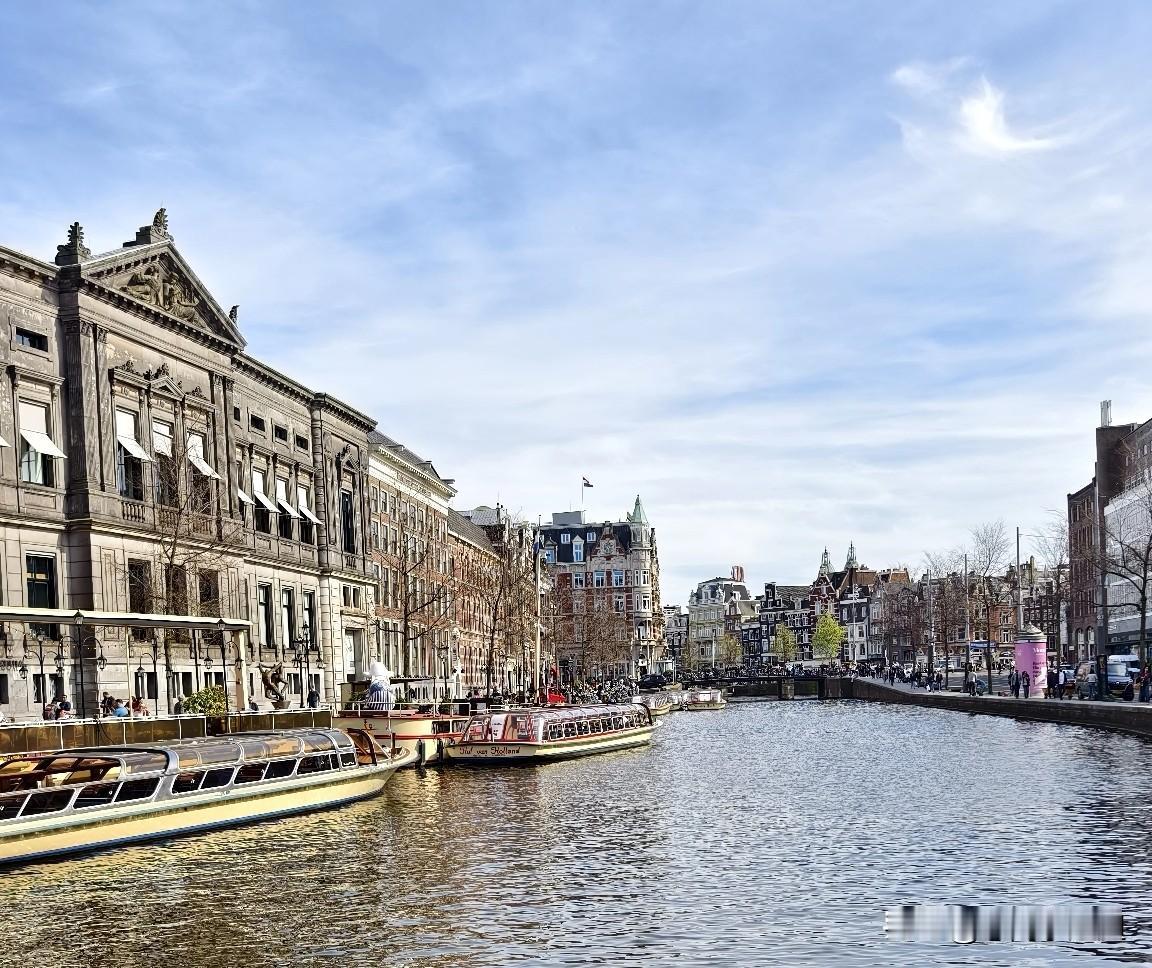 我的维京之旅（八）漫步运河岸边。
这天上午乘玻璃船游览了运河，领略了运河两岸风光