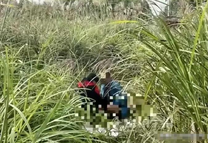贵州遵义，47岁女子和男网友见面后，在一处山坡上发生3次关系，事前男子交给女子5