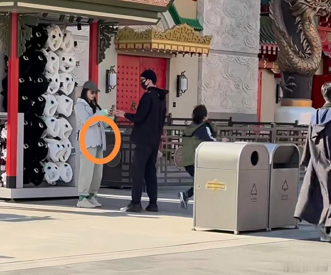 #曝于小彤新恋情##于小彤女友疑似怀孕# 曝于小彤与新女友环球影城约会被偶遇，女