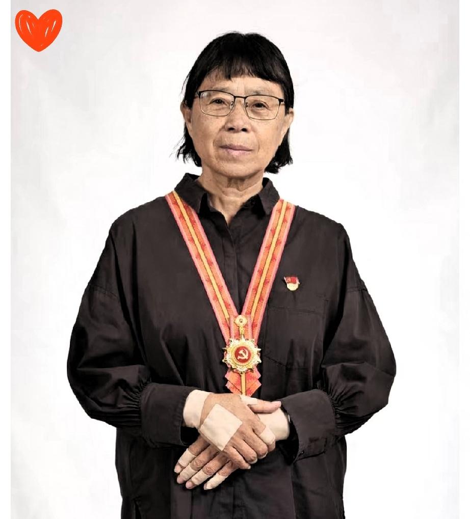 张桂梅不需要我们心疼，而是需要我们支持。
一个女人，一座山，一所女子高中，张桂梅