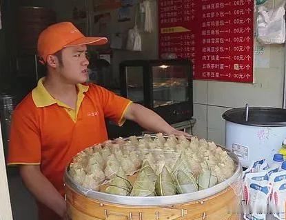 2018年，河南一家包子铺老板，发现当月营业额高得离谱。一查才发现，竟有人偷偷花