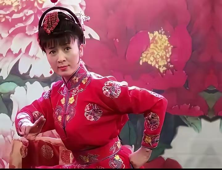 实话实说，闫学晶还是挺漂亮的，二人转唱歌也挺好听的。这张像是要学那，泰山顶上一红