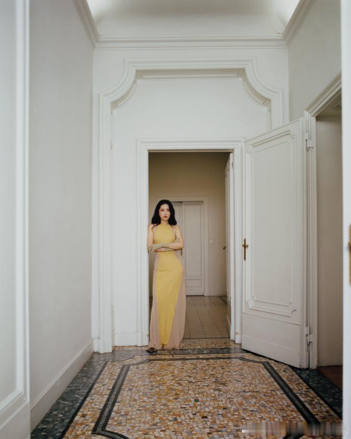 #曾黎身材曲线#  曾黎的身材曲线在意大利时尚杂志《cap74024》十周年纪念