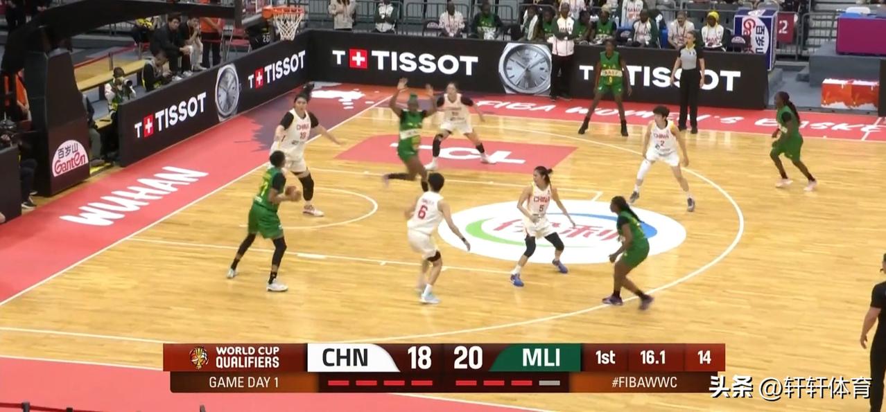 中国女篮世预赛首场对阵马里比赛，上半场已经结束半场比分中国女篮35-29领先马里