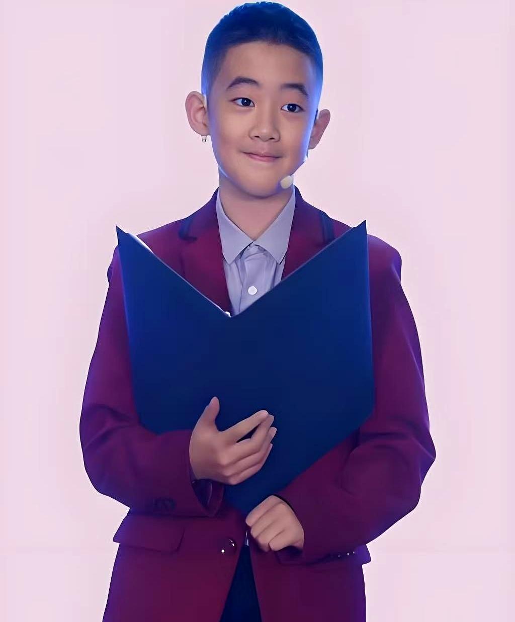 应采儿真的太有远见了。
 

当初Jasper哭着喊中文太难，应采儿就坚持让他必