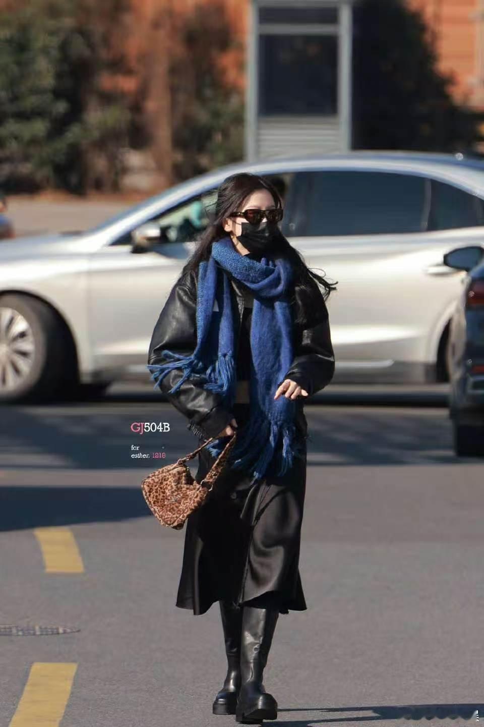 虞书欣蓝色围巾虞书欣豹纹包虞书欣蓝色围巾，爱了爱了，