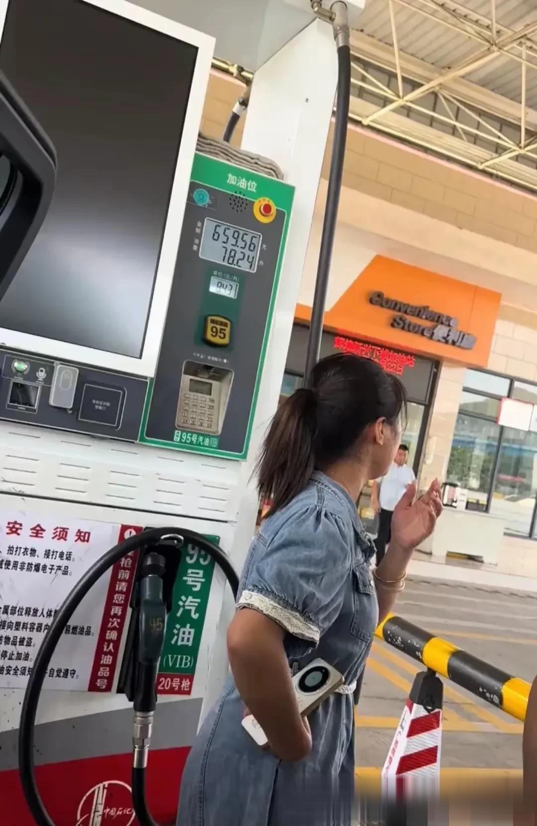 这都2025年了，为啥还有人买油车？[灵光一闪]

答案藏在加油站的3分钟里：拧