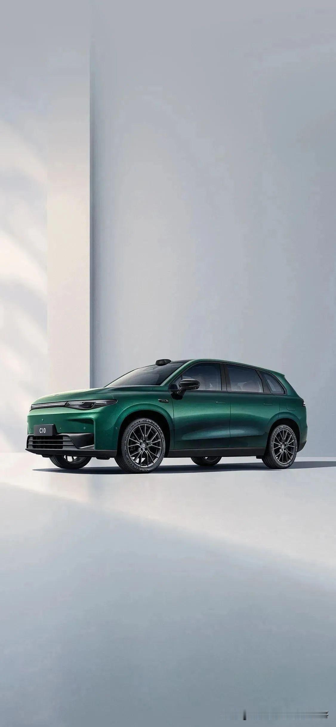 还真别说，零跑全新的中型SUV车型C10配上这个“琉璃翠”的车漆，还挺有范儿，甚