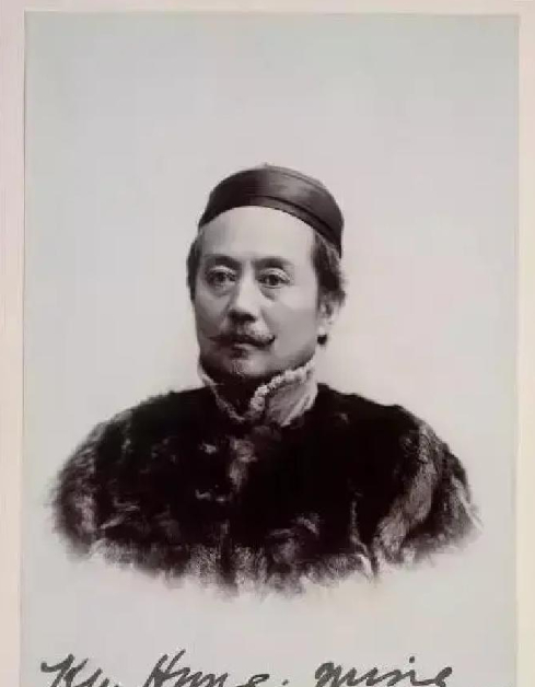 1924年北京六国饭店，一位来华不久的美国女子，见辜鸿铭长衫留辫、沉默独坐，便故