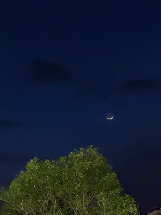 郑州今天的月亮🌙也太好看了吧…是月牙！！
