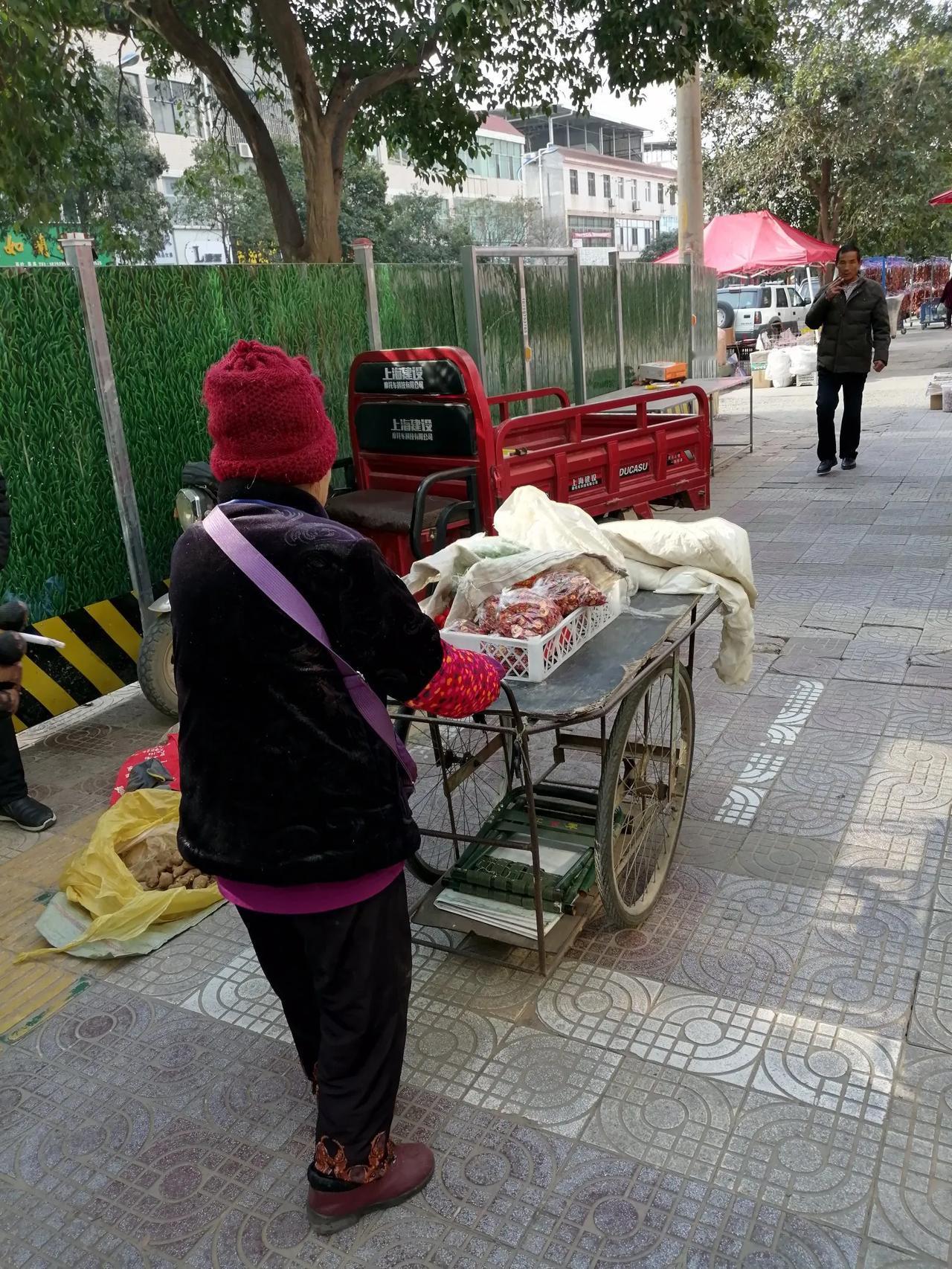 图三老太婆的那辆手推车，居然是她父亲给她的嫁妆，真好奇这得有多少年历史了？