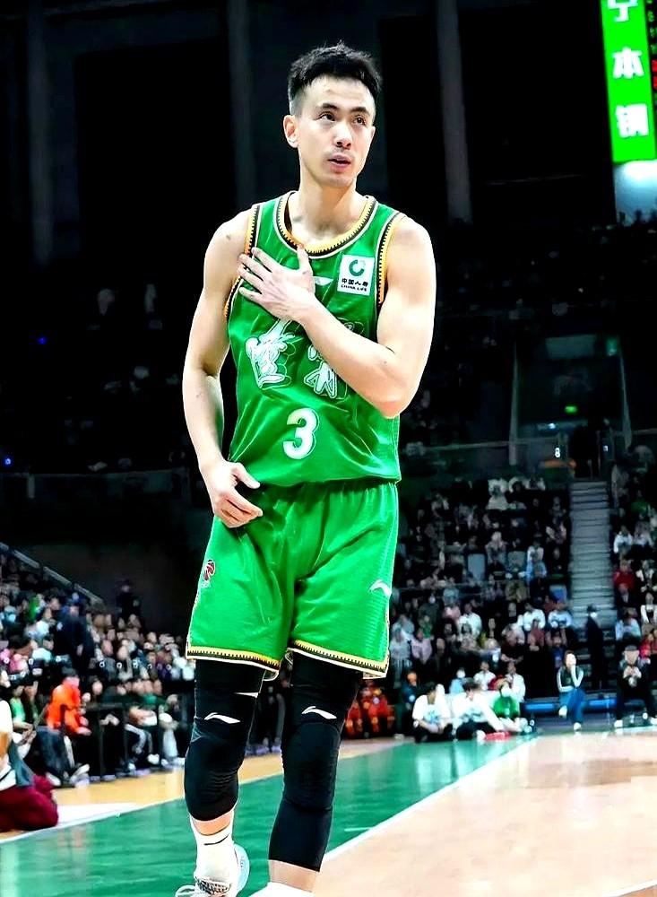 贺希宁场均20分，赵继伟才11分，但国家队教练偏偏更看重后者。这波操作，你看懂了