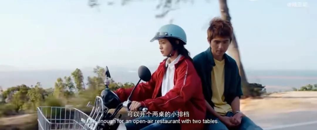 谁瞅见刘浩存主动跟刘昊然打招呼那幕没？她老远看见人就扬着手笑，喊“昊然”那声脆生