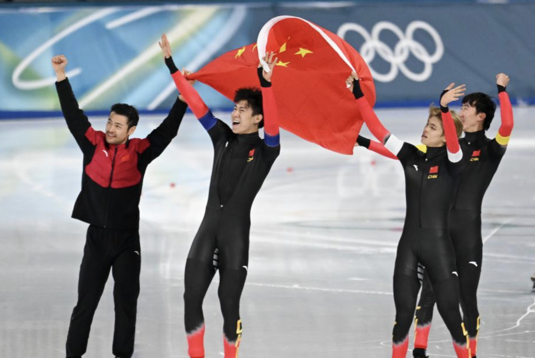 刘瀚彬夺铜瞬间绷不住哭了中国速滑男团0.09秒绝杀 中国速滑男团铜牌中国队获得冬