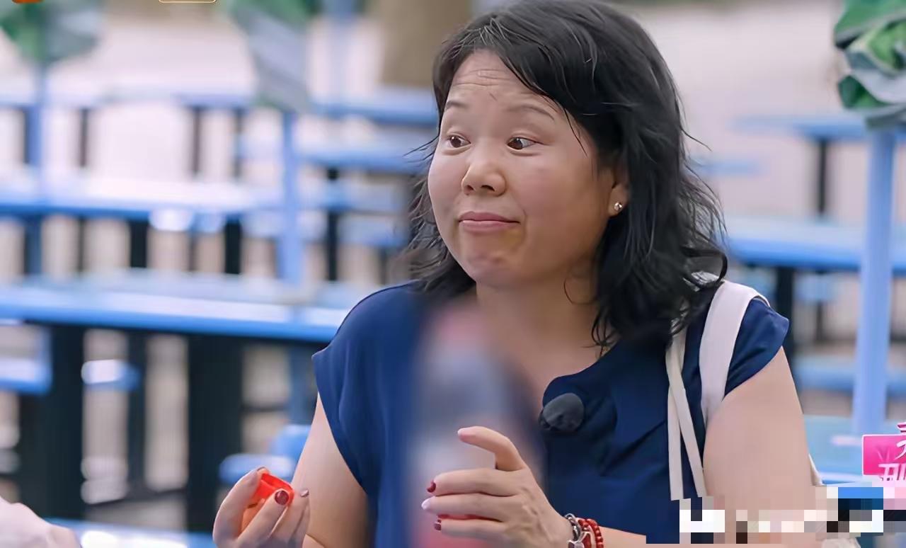 奇怪，她妈都不怕影响亲情，她又有什么好怕的？另外，直接去挂失就知道卡里还有多少钱