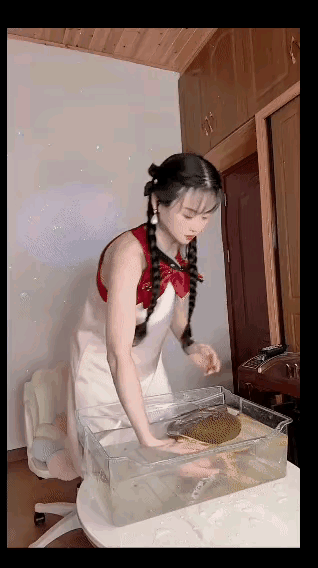 这娘们是个狠人啊