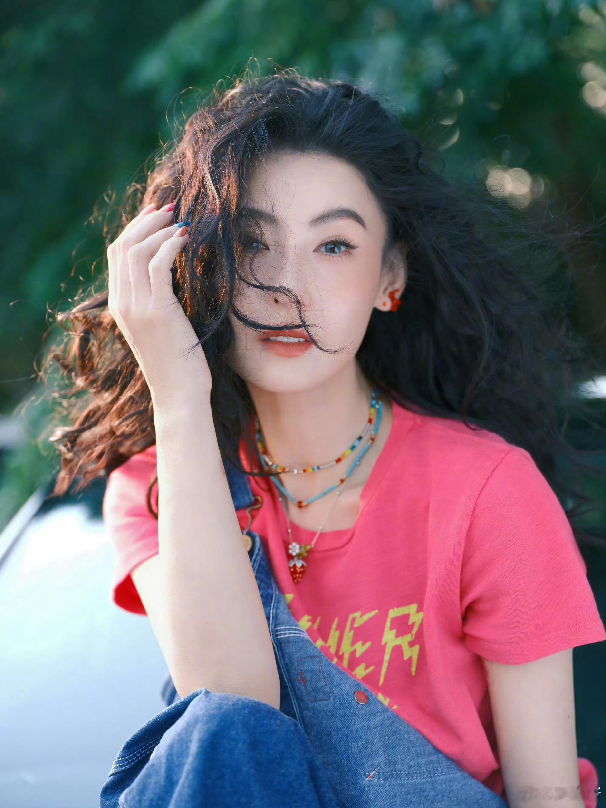 张柏芝蓝色美瞳怼脸照 大美女没生个女儿太可惜了，这基因在儿子身上完全没有体现[思