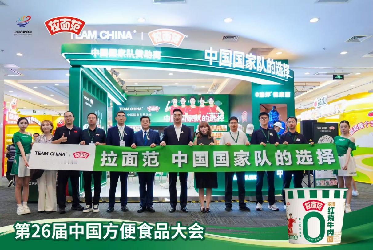 说个真实习惯：每次吃泡面，面饼都要用热水先涮一遍，酱包最多挤一半，总觉得这样能"