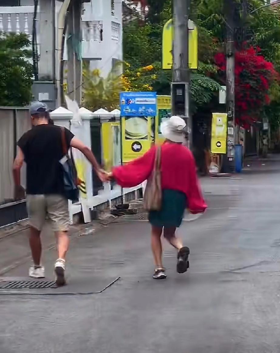 前几天，李静和一群朋友去清迈过年，。

一自媒体博主看到了，就只截取了她和戴军的