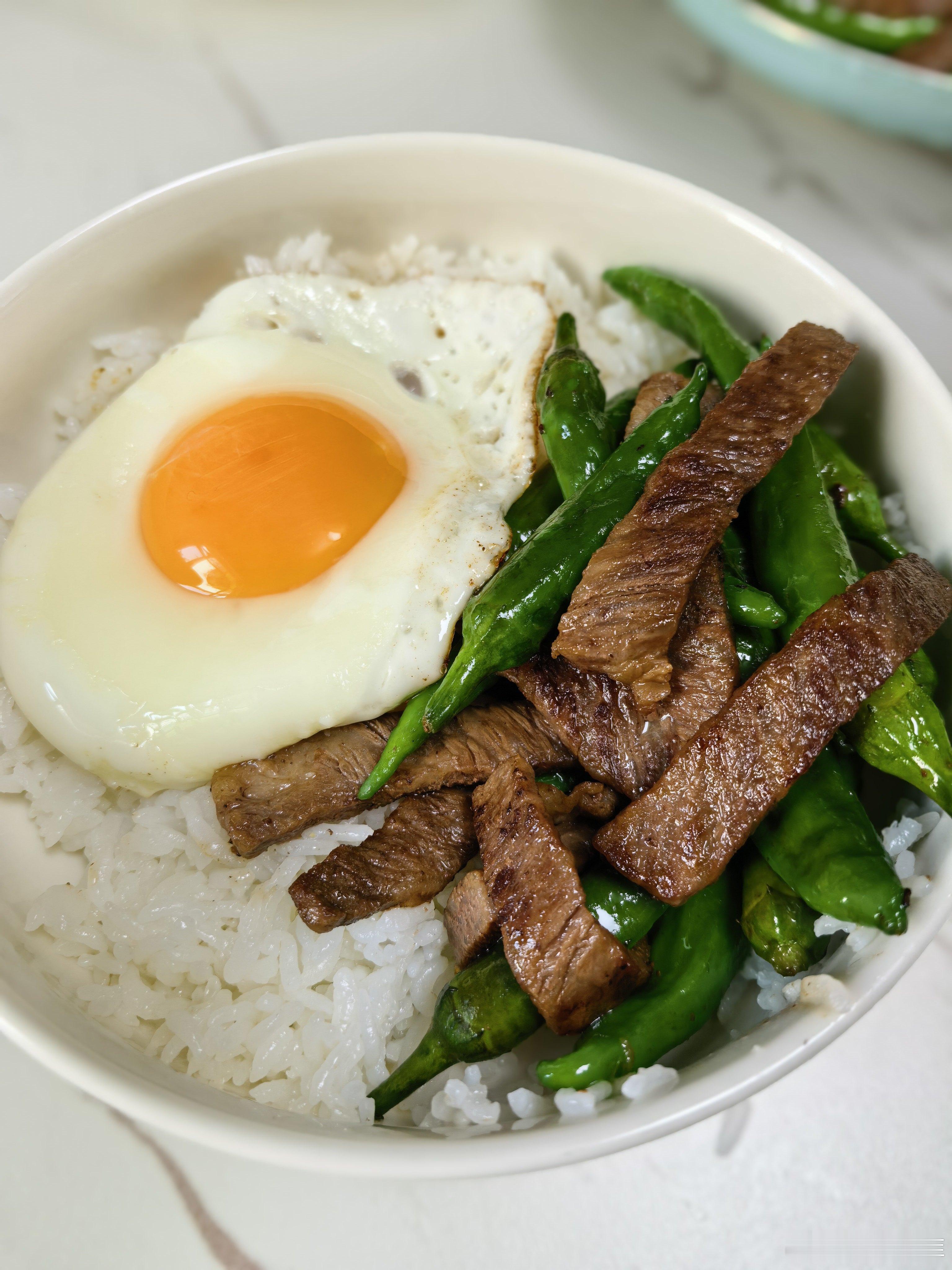 是日午餐……辣椒炒肉蛋盖饭，这不比节目里的那个关系户炒的好吗？ 