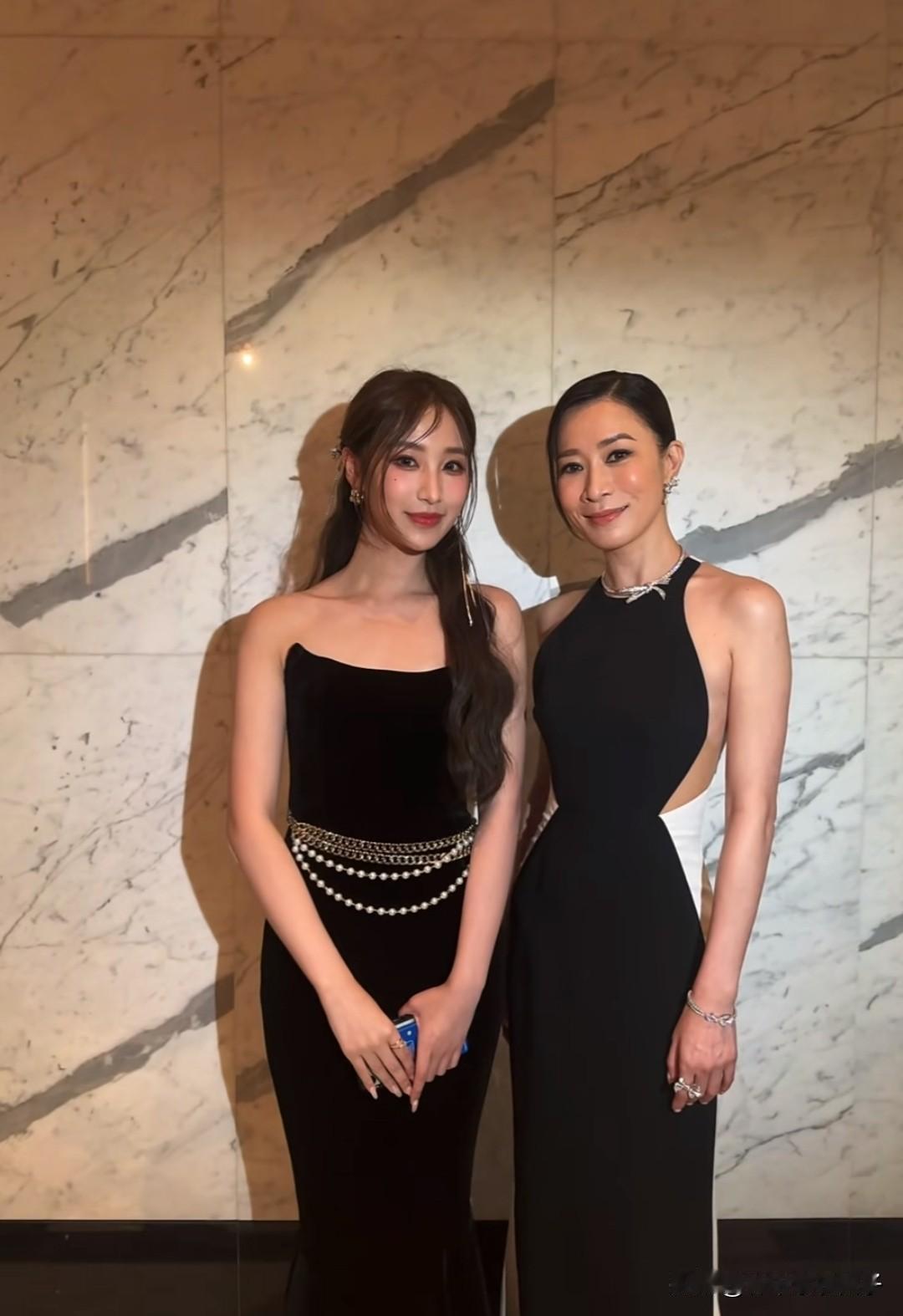 左边是詹天文，2006年出生，身高170cm。
右边是佘诗曼，1975年出生，身