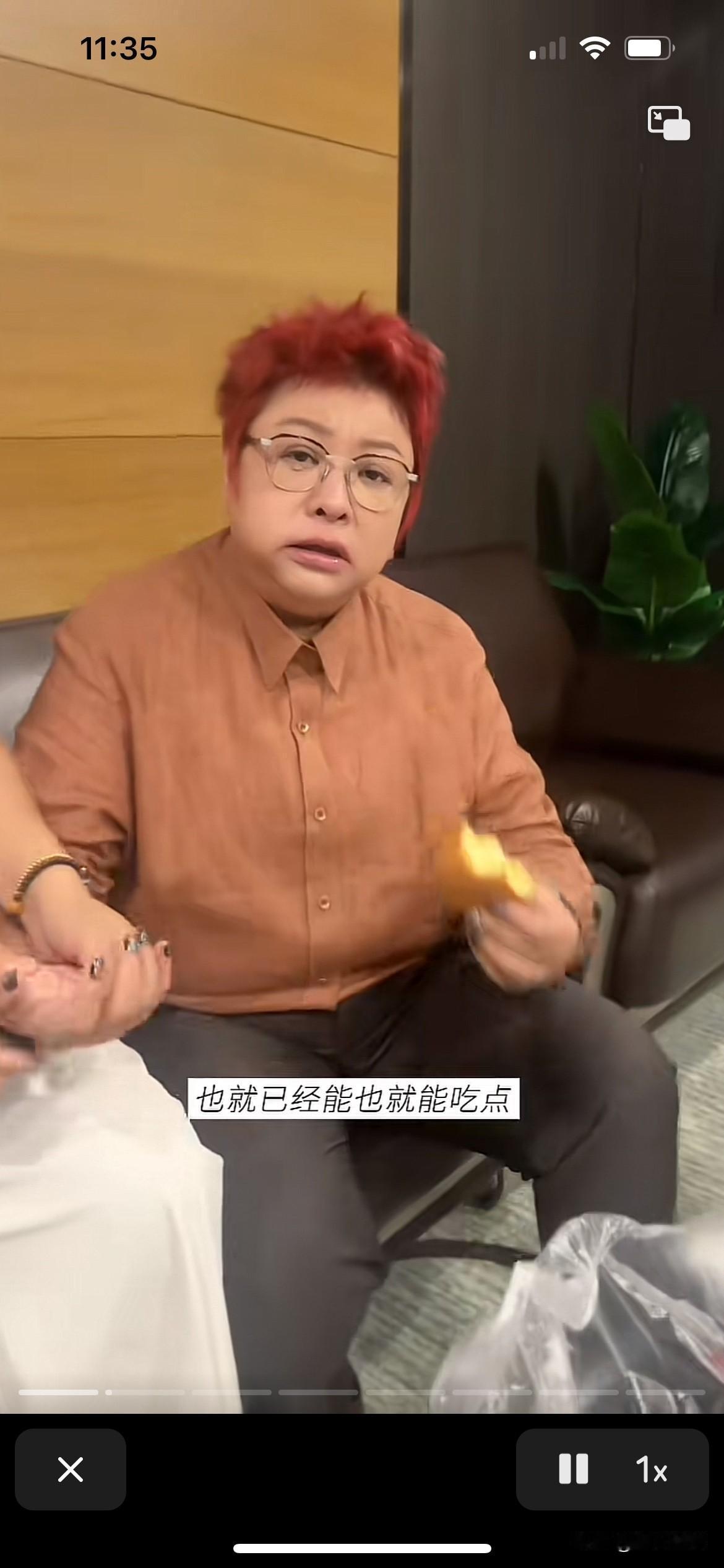 不知道什么时候开始娱乐圈都把明星称呼老师   可觉得只有她配称呼为韩红老师！她不
