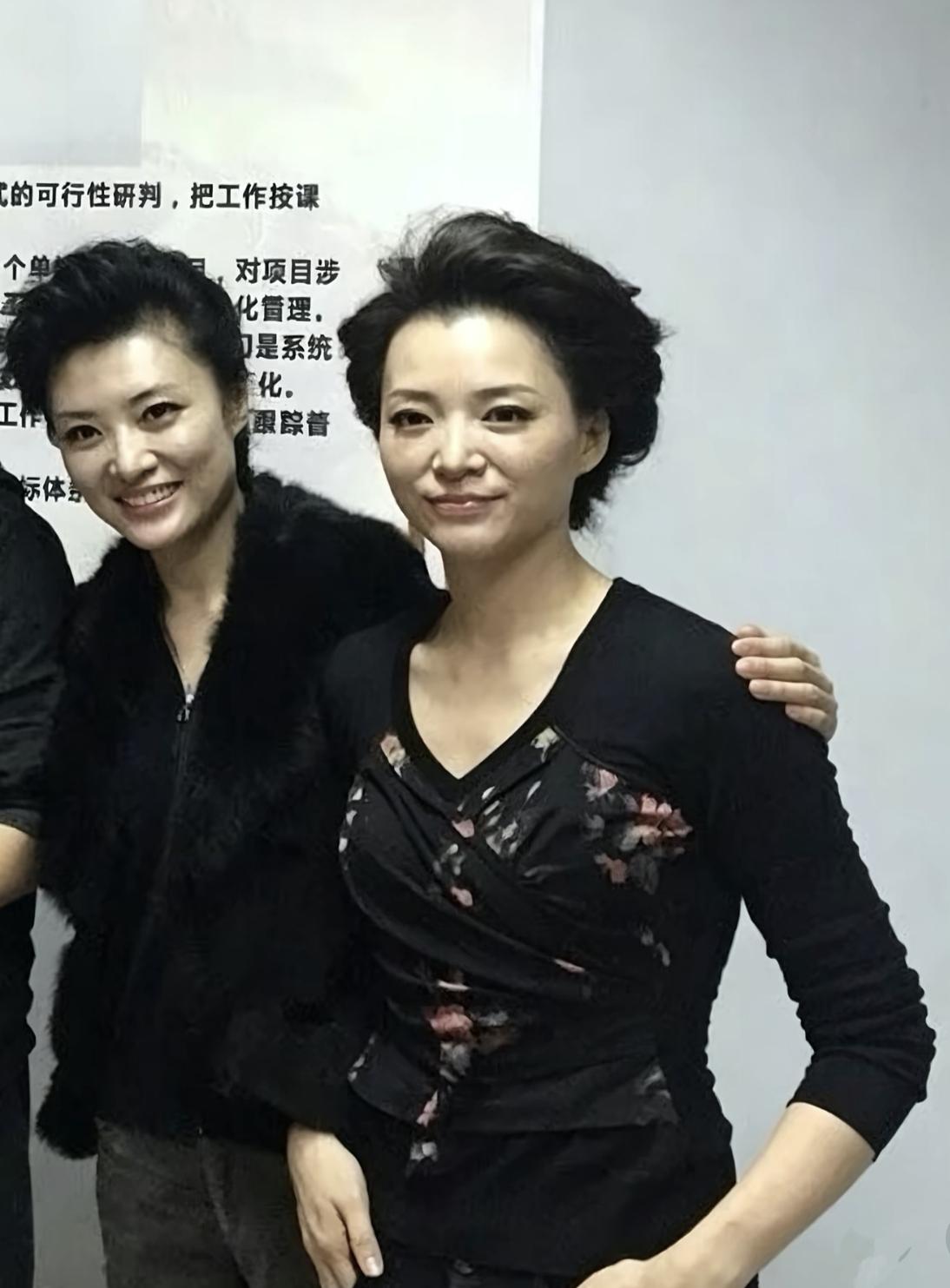 为了堵住网友“两人不和”的嘴，周涛主动把手搭在董卿肩上，表示两人关系很正常。