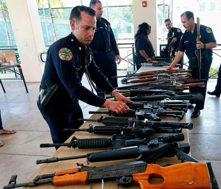 澳洲发生海滩恐袭案后，引发对枪支泛滥的反思。
澳总理宣布，将期启动全国性的枪支回